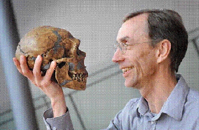 Сванте Паабо с черепом неандертальца