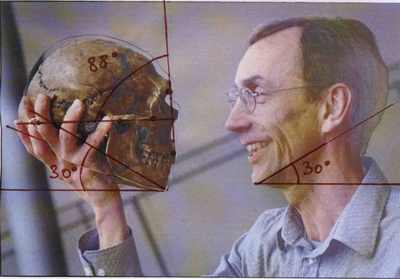 Сванте Паабо с тем же черепом неандертальца